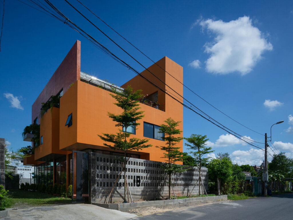 Căn nhà 3 tầng màu cam ở Sài Gòn tuy hai mà một - Ảnh 1