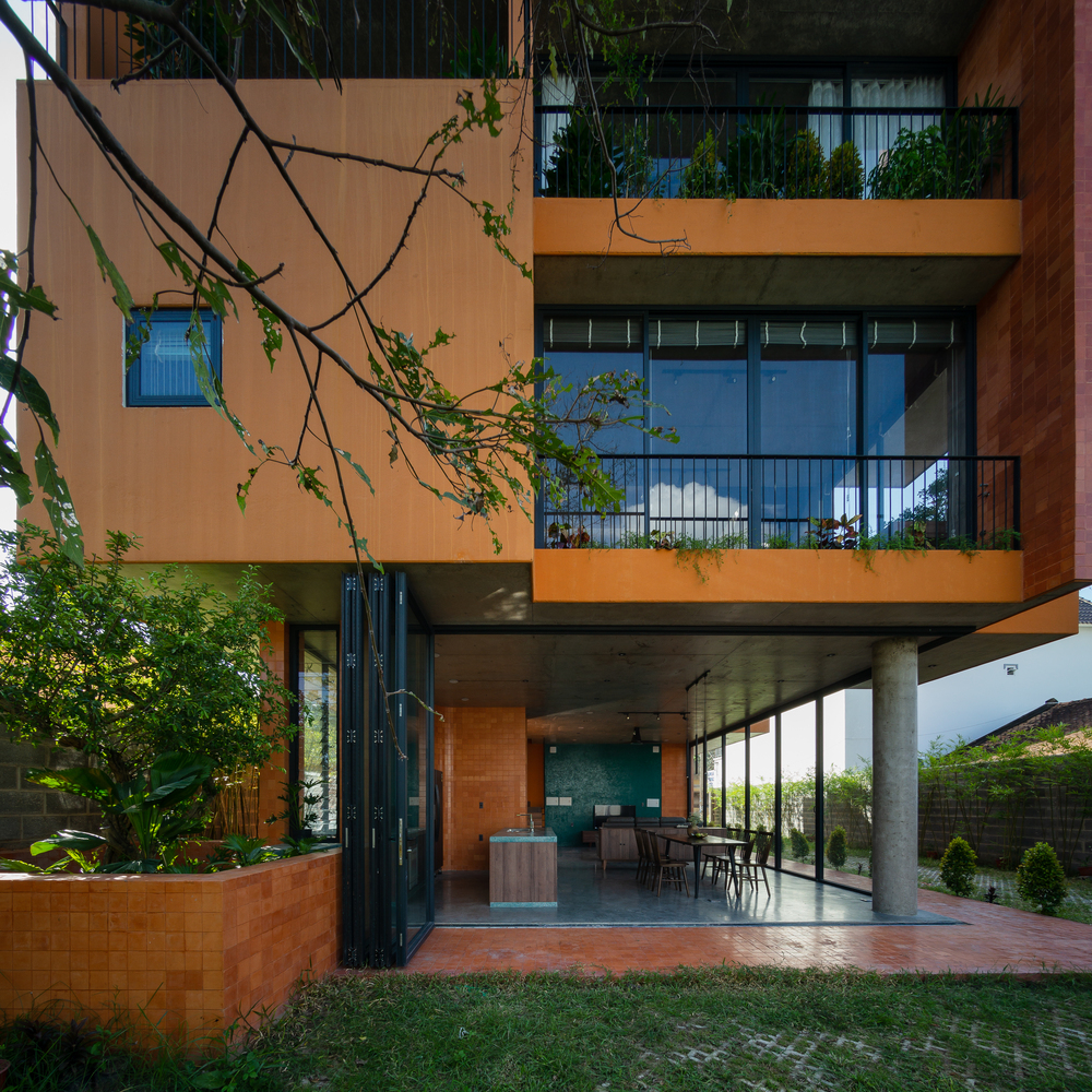 Căn nhà 3 tầng màu cam ở Sài Gòn tuy hai mà một - Ảnh 2
