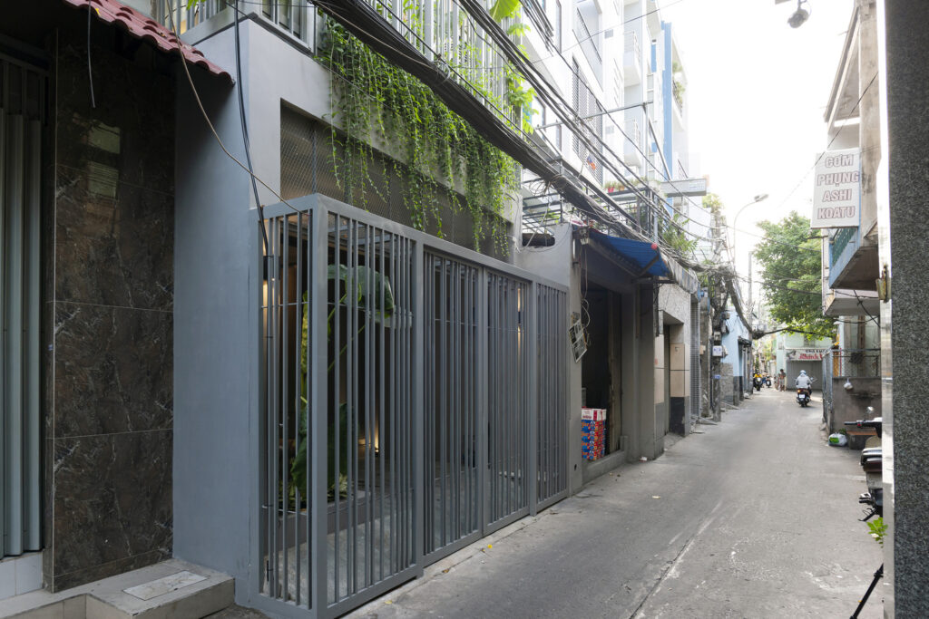 Cải tạo nhà ống bí bách thành không gian sống xanh giữa lòng Sài Gòn - Ảnh 2