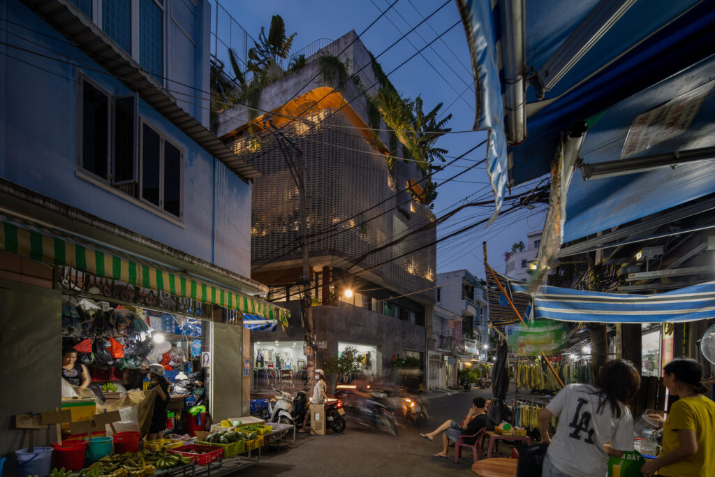 Căn nhà 6 tầng đẹp lung linh giữa phố chợ đông đúc Sài Gòn - Ảnh 2