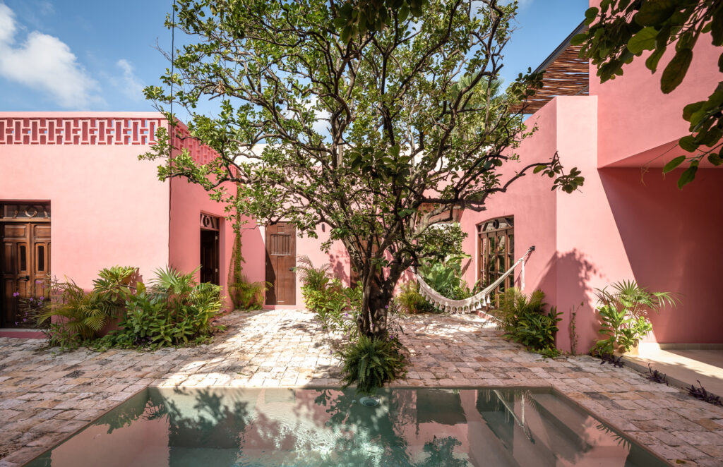 Căn nhà cổ tông màu hồng hoài niệm tại Mexico - Ảnh 1