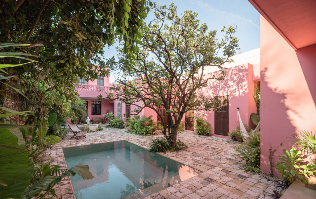 Căn nhà cổ tông màu hồng hoài niệm tại Mexico - Ảnh 2