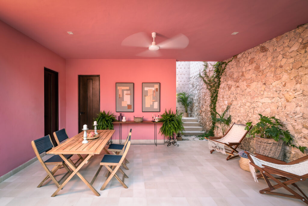 Căn nhà cổ tông màu hồng hoài niệm tại Mexico - Ảnh 3