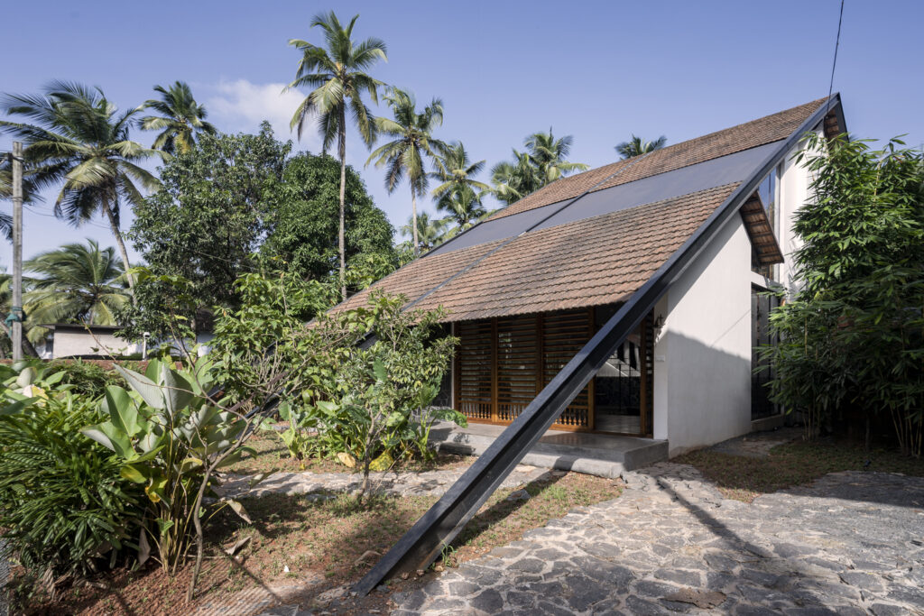 Ngôi nhà có phần mái chạm sàn nổi bật ở Ấn Độ - Ảnh 1