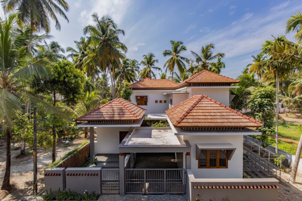 Ngôi nhà mái ngói bình yên giữa vườn dừa xanh mát - Ảnh 1
