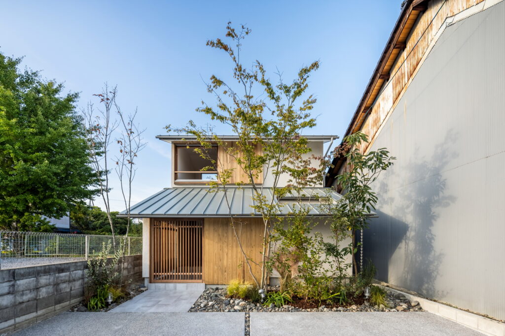 Nhà kiểu Nhật rợp bóng mát với vườn cây bao phủ xung quanh - Ảnh 1