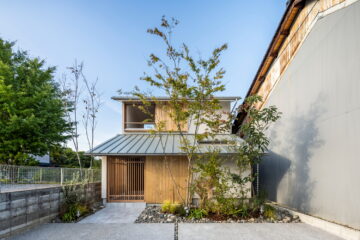 Ảnh Nhà kiểu Nhật rợp bóng mát với vườn cây bao phủ xung quanh