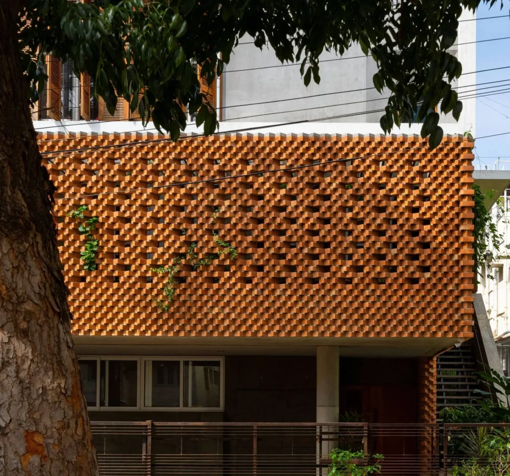Ngôi nhà làm từ bê tông và gạch nung, thiết kế bếp mở thông với sân trong xanh mát - Ảnh 3